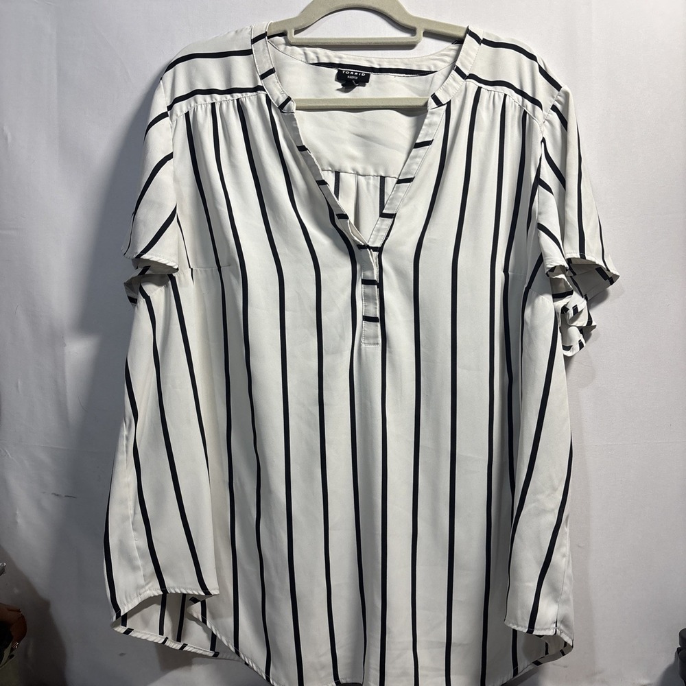 Torrid 3 Harper Georgette Flutter Sleeve Pullover Blouse Black White Stripes